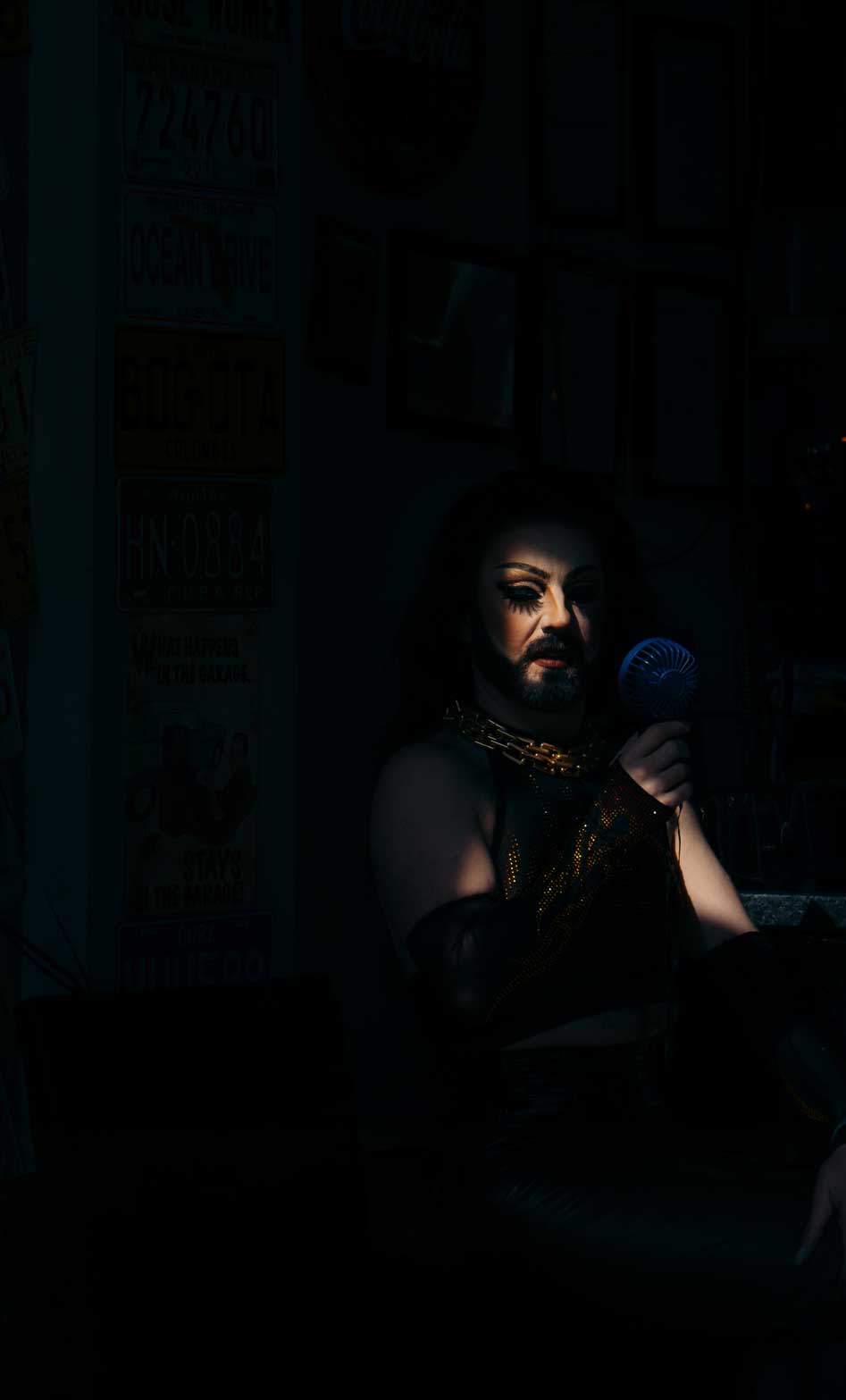 dragqueen_sitting_4x3_pride2025
